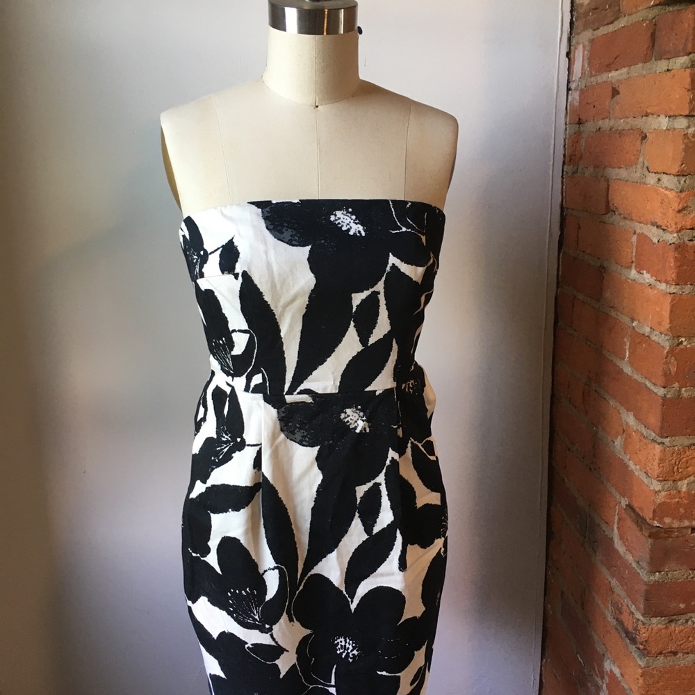Strapless floral dress with pockets! Express size 4. Used, good condition.